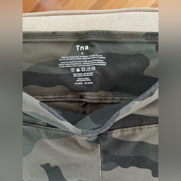 Aritzia TNA Camo Leggings - Picture 3 of 6